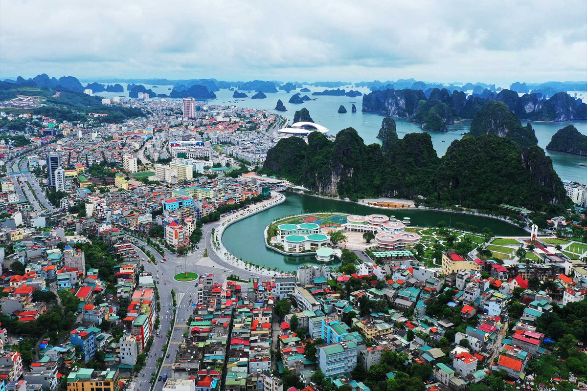 Quảng Ninh là tỉnh có nhiều thành phố nhất Việt Nam, địa phương này hiện có tới 4 thành phố trực thuộc gồm: Hạ Long, Cẩm Phả, Móng Cái, Uông Bí. Ngoài ra, Quảng Ninh còn có 2 thị xã là Đông Triều và Quảng Yên. Ảnh: Báo Quảng Ninh.