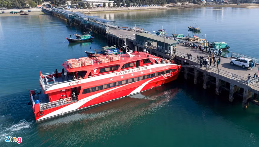 Cùng với vịnh Hạ Long, quần đảo Cô Tô là một trong những địa chỉ đỏ với ngành du lịch Quảng Ninh. Quần đảo thuộc huyện Cô Tô, có diện tích 47,3 km2, dân số gần 5.000 người. Trên đảo Cô Tô có nhiều địa điểm du lịch được du khách lựa chọn như: Bãi đá Cầu Mỵ, bãi biển Hồng Vàn, Đảo Cô Tô con, hải đăng Cô Tô… Ảnh: Quốc Nam.