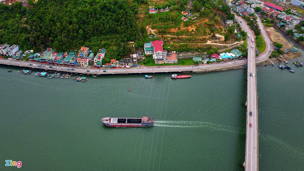 Vân Đồn là huyện đảo, đồng thời cũng là một trong những địa điểm du lịch nổi tiếng của tỉnh này. Nơi đây nổi tiếng với các món hải sản như sá sùng, tu hài, ốc móng tay, giun biển… Ảnh: Hoàng Hà.