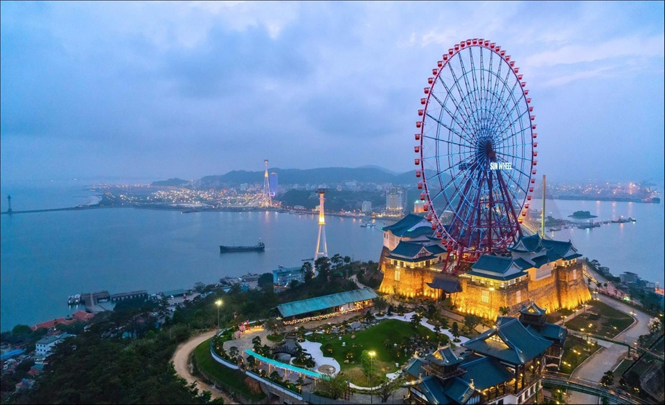 Quảng Ninh hiện là mỏ than lớn nhất của cả nước, ngành than từng mang lại thu nhập rất tốt cho nơi đây. Tuy nhiên, trong giai đoạn hiện nay, du lịch và các ngành dịch vụ được xác định là mũi nhọn kinh tế của tỉnh này. Tiêu biểu như năm 2017, ngành du lịch Quảng Ninh đạt gần 10 triệu lượt khách, trong đó khách quốc tế tăng mạnh với 4,3 triệu lượt. Tổng doanh thu du lịch ước đạt gần 18.000 tỷ đồng, đã góp phần tăng tỷ trọng dịch vụ lên 41,2% trong cơ cấu kinh tế. Ảnh: Báo Quảng Ninh.