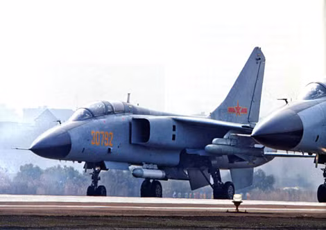 JH-7A có thể mang được tên lửa chống radar và tên lửa chống tàu mặt nước tầm xa.