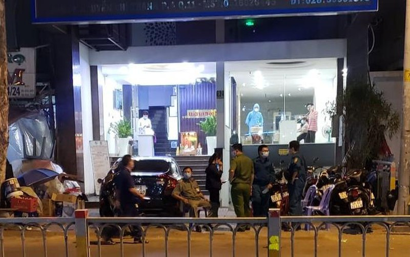 Dich COVID-19: 1 khach san doi dien benh vien Cho Ray phai phun khu trung