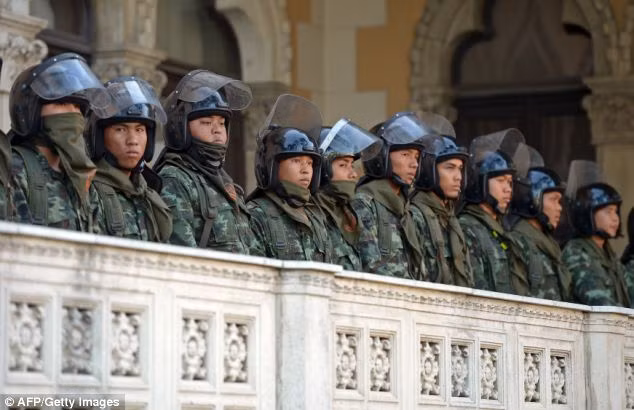 Cảnh sát chống bạo động thuộc Lực lượng Cảnh sát Hoàng gia Thái Lan - hoạt động như một công cụ đàn áp chính trị bằng cách phá vỡ các cuộc biểu tình, đàn áp những người bất đồng chính kiến.