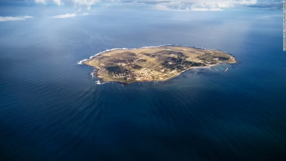 Đảo Robben nhìn từ trên không. Đảo này rộng khoảng 13 km2. Trong giai đoạn 1960 – 1991, đảo Robben từng là một nhà tù “nội bất xuất, ngoại bất nhập”, chủ yếu giam giữ tù chính trị.