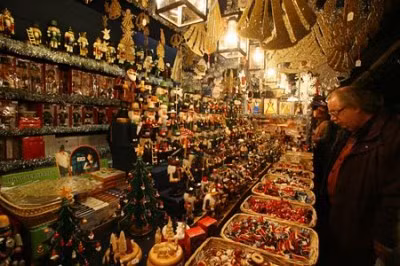 6. Nuremberg, Đức - Nếu là tín đồ shopping, bạn sẽ thích trải nghiệm mùa giáng sinh ở Nuremberg. Tại đây, có tới 180 gian hàng bán đồ trang trí, đồ chơi, nữ trang, nến, bánh gừng, xúc xích lợn rán. Những người bán hàng tốt bụng, thân thiện cũng có thể sẽ mời bạn thưởng thức rượu pha chế cực độc. Đặc biệt nhất là khi trời tối, khi hàng nghìn ánh đèn lung linh tạo ra khung cảnh thần tiên, cổ tích cho Nuremberg.