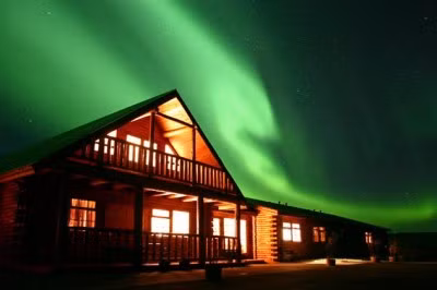 1. Bắc cực - Với ông già Noel, tuần lộc và tuyết trắng. Một trong những điều tuyệt vời nhất mùa giáng sinh là đi thăm nơi ở của ông già Noel. Bạn cũng sẽ có cơ hội được ngắm Bắc cực quang tuyệt đẹp, kỳ vĩ trên bầu trời.