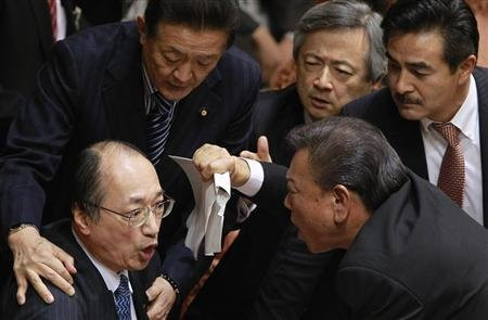 Nếu dự luật được thông qua, giới chức Nhật có thể bị phạt tối đa 10 năm tù nếu rò rỉ tin mật cho báo chí.