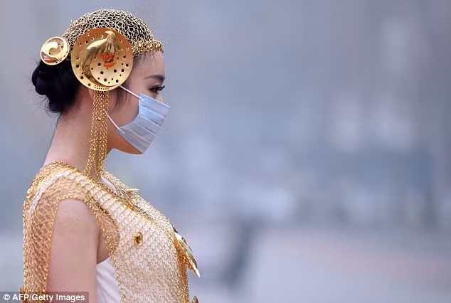 Các thành phố Thượng Hải và Hàng Châu cũng chịu chung số phận với Nam Kinh, bị biển khói bụi bao phủ suốt cả tuần qua.