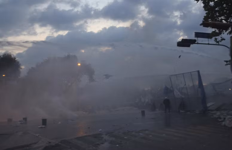 Trong khi đó, từ Nay Pyi Taw, phát ngôn viên của Tổng thống Myanmar Thein Sein kêu gọi chính phủ Thái Lan giải quyết các vấn đề chính trị bằng con đường hòa bình.