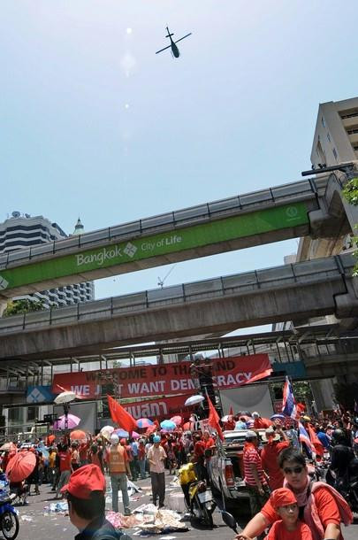 Máy bay trực thăng được triển khai hỗ trợ cảnh sát chống bạo động kiểm soát tình hình trong cuộc cuộc biểu tình đẫm máu tháng 4/2010.