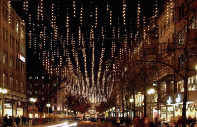 7. Zurich, Thụy Sĩ - Những ngọn núi hùng vĩ, tuyết trắng, con đường rải sỏi… là những điểm khiến Zurich trở thành điểm đến vô cùng hấp dẫn mùa Noel. Thành phố được trang hoàng lộng lẫy theo chủ đề giáng sinh vào thời gian này sẽ mang đến cho du khách những trải nghiệm tuyệt vời.