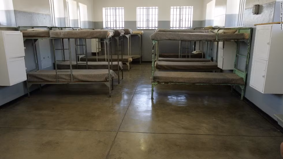 Một phòng giam tập thể bên trong nhà tù trên đảo Robben.