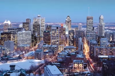 9. Montreal, Canada - Với nhiều cảnh đẹp và bầu không khí giáng sinh náo nhiệt, đây là địa điểm lý tưởng nổi tiếng để tận hưởng mùa giáng sinh. Ở đây cũng là địa điểm tuyệt vời để chơi các môn thể thao mùa đông như trượt tuyết, đi xe trượt tuyết.