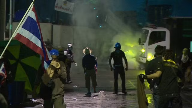 Một cuộc đụng độ diễn ra diễn ra ở trước Tòa nhà Chính phủ ở Bangkok.