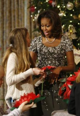 Bà Michelle vừa trang trí vừa trò chuyện thân mật với một bé gái.