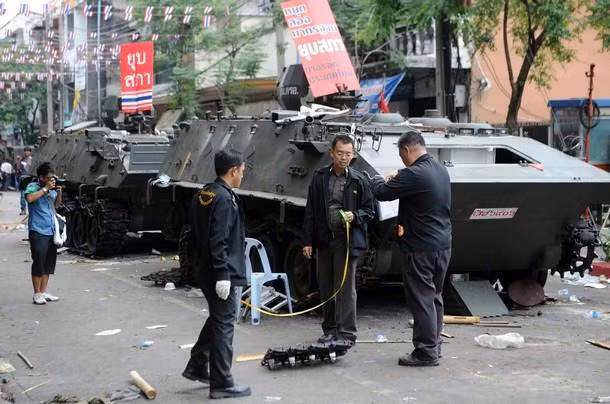 Trong trường hợp bất ổn nghiêm trọng, cảnh sát chống bạo động được triển khai xe bọc thép, máy bay trực thăng, súng ống... Trong ảnh, xe bọc thép được triển khai trong cuộc biểu tình đẫm máu ở Bangkok tháng 4/2010.