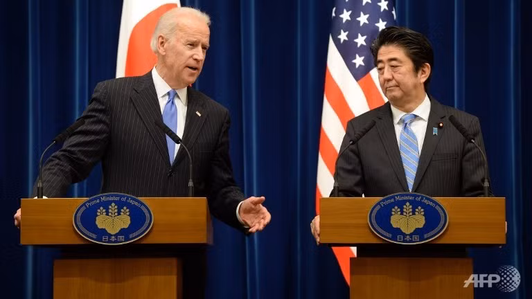 Phó Tổng thống Mỹ Joe Biden (trái) và Thủ tướng Nhật Shinzo Abe trong cuộc họp chung tại Tokyo hôm qua.