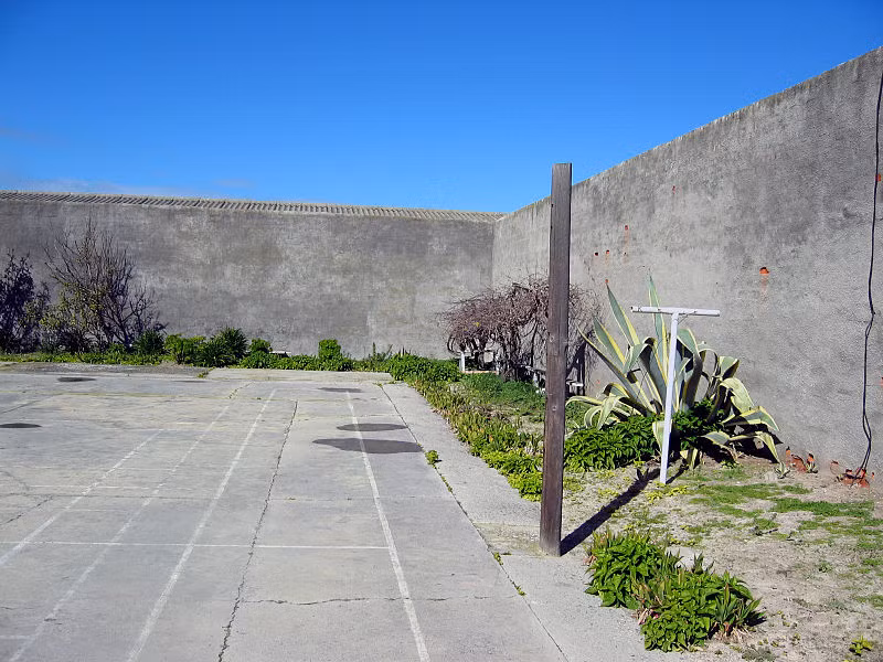 Một khoảnh sân tù ở Đảo Robben.