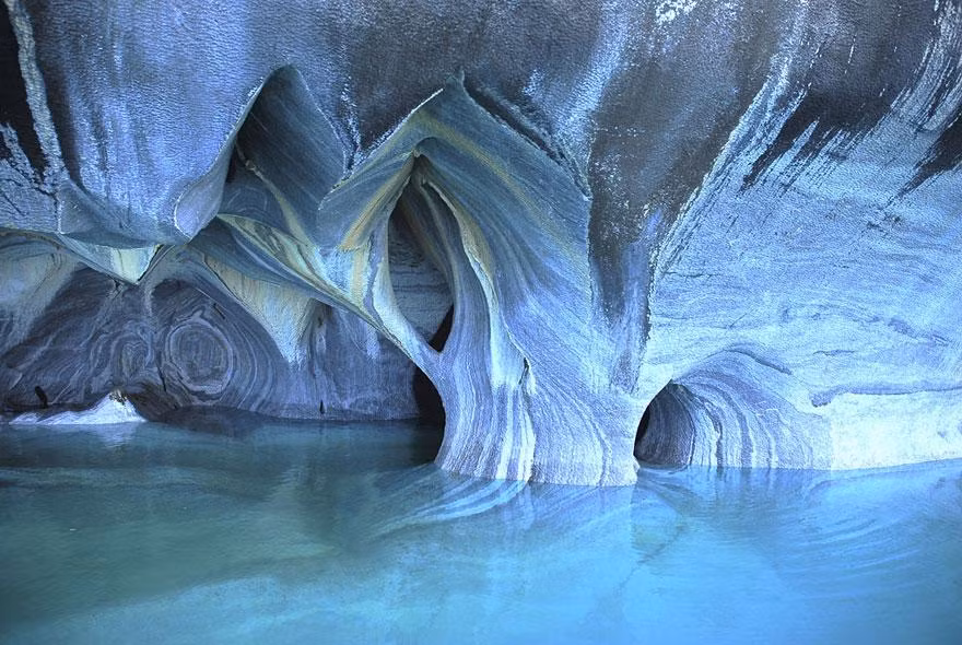 11. Các động đá cẩm thạch ở Patagonia nổi tiếng với nước màu ngọc lam, phản chiếu lên đá cẩm thạch trắng tuyệt đẹp.