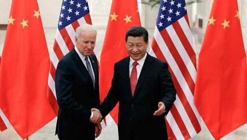 Phó Tổng thống Mỹ Joe Biden (trái) bắt tay với Chủ tịch Trung Quốc Tập Cận Bình.