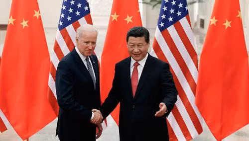 Phó Tổng thống Mỹ Joe Biden (trái) bắt tay với Chủ tịch Trung Quốc Tập Cận Bình.