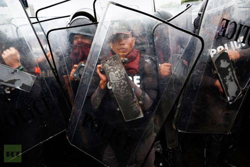 Ở một số quốc gia, cảnh sát có thể sử dụng vũ lực gây chết người để kiểm soát bạo động trong trường hợp cực đoan.