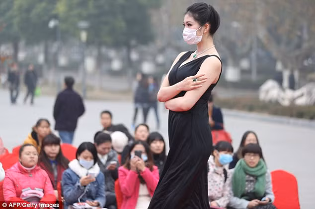 Ở Nam Kinh và thủ đô Bắc Kinh, ô nhiễm không khí trở nên tồi tệ hơn vào mùa đông nhờ nhu cầu năng lượng tăng cao. Hiện tại, biển khói bụi lan rộng tới các tỉnh Giang Tô, Chiết Giang, An Huy và Hà Nam dù những nơi này vốn đã bị ô nhiễm không khí nặng nề.