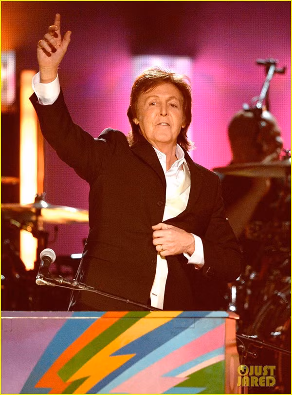 Hai cựu thành viên của nhóm nhạc huyền thoại The Beatles, McCartney và Ringo Starr đã cùng nắm tay nhau tại lễ trao giải Grammy 2014.