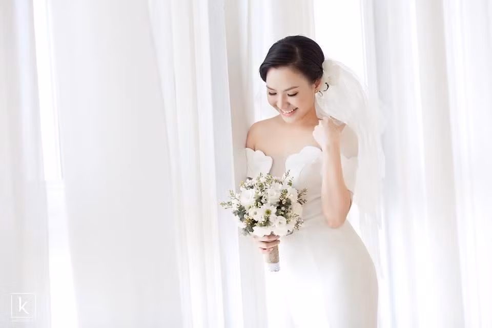 Cả hai chọn những góc giản dị để chụp hình cưới.