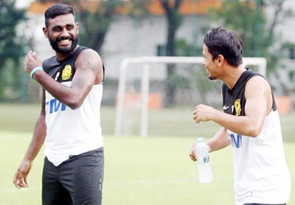 Ở AFF Cup 2014, Gary Steven Robbat được ông thầy Dollah Salleh xếp đá cặp tiền vệ trung tâm với Mohd Safiq Rahim. Đây là cặp đôi tiền vệ trung tâm vừa mạnh mẽ, vừa giàu kỹ thuật có thể giúp Malaysia chiếm được thế trận, bao quát khu vực giữa sân tốt nhất.