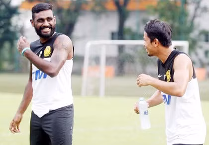 Ở AFF Cup 2014, Gary Steven Robbat được ông thầy Dollah Salleh xếp đá cặp tiền vệ trung tâm với Mohd Safiq Rahim. Đây là cặp đôi tiền vệ trung tâm vừa mạnh mẽ, vừa giàu kỹ thuật có thể giúp Malaysia chiếm được thế trận, bao quát khu vực giữa sân tốt nhất.