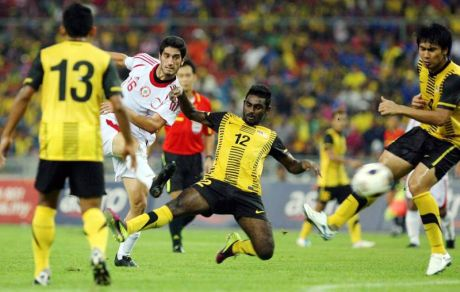 Tuy nhiên, cũng chính vì phong cách không ngại va chạm nên đôi khi lối chơi của Gary Steven Robbat bị xem là khá thô bạo, tiêu cực. Những cú xoạc của cầu thủ trẻ này có lúc nhắm tới mục đích triệt hạ đối thủ và thường gây ra các chấn thương cho họ.