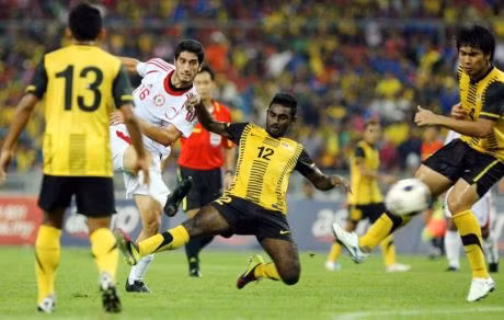 Tuy nhiên, cũng chính vì phong cách không ngại va chạm nên đôi khi lối chơi của Gary Steven Robbat bị xem là khá thô bạo, tiêu cực. Những cú xoạc của cầu thủ trẻ này có lúc nhắm tới mục đích triệt hạ đối thủ và thường gây ra các chấn thương cho họ.