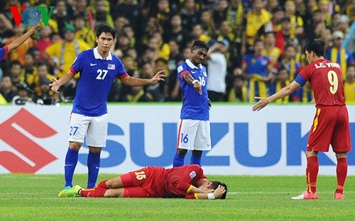 Thể lực dồi dào, lối chơi mạnh mẽ của đội bạn thực sự là một điều đáng lo ngại trong trận lượt về sắp tới bởi Malaysia đang ở trong thế buộc phải thắng trên sân khách với cách biệt 2 bàn trở lên mới có thể vào trận chung kết. Rất có thể HLV Malaysia sẽ tung Gary Steven Robbat vào từ đầu trận bán kết lượt về để sớm tạo bàn đạp cho tuyến tiền vệ. Ảnh dùng trong bài: FAM/Fourthofficial/TTVH/VOV.