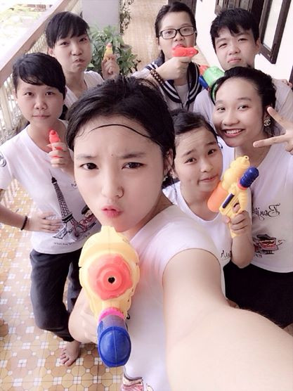 Ngoài những câu chuyện về bản thân đã chia sẻ với báo chí, truyền thông, Kỳ Duyên cũng thường xuyên cập nhật những hình ảnh, status, thông tin về bản thân lên mạng xã hội.