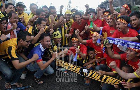 Các trang mạng về bóng đá, tin tức giới trẻ của Malaysia đồng loạt đăng tải hình ảnh CĐV Malaysia và Việt Nam cùng nhau giơ cánh tay thể hiện tinh thần quyết thắng bên ngoài sân vận động Shah Alam. Trong bức ảnh đẹp này, các CĐV giao lưu, tươi cười với nhau và cùng tận hưởng không khí bóng đá vui vẻ, cuồng nhiệt.