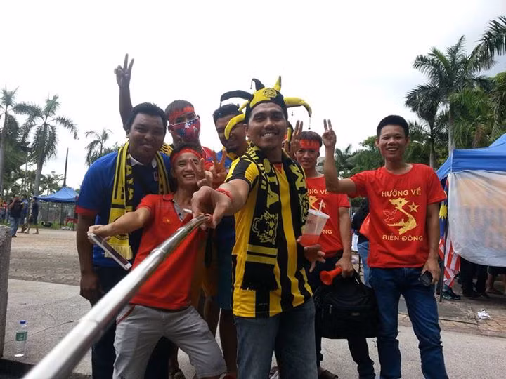 Tươi cười chụp ảnh "tự sướng" với nhau trong những bộ trang phục cổ động truyền thống của hai nước.