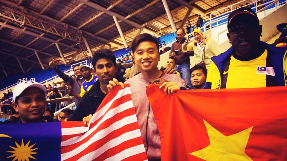 Nhật Kỳ (giữa) là một CĐV Việt Nam khá nổi tiếng khi những ngày qua anh là người gắn kết tình cảm, hữu nghị giữa một bộ phận CĐV Việt Nam và Malaysia. Nhật Kỳ rất tích cực kết bạn với người Malaysia, được các CĐV nước này tag tên vào những bài viết xin lỗi về hành động không đẹp vừa qua.