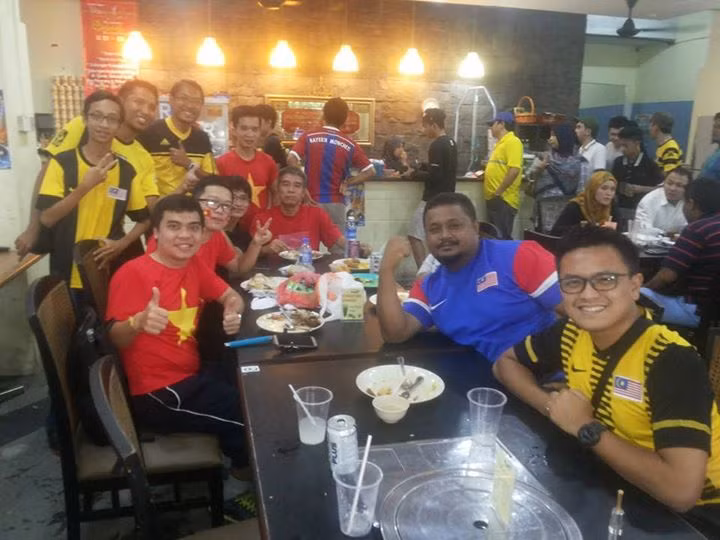 Hình ảnh các fan Việt Nam và Malaysia cùng ăn uống rất vui vẻ với nhau trong một nhà hàng ở Kuala Lumpur.