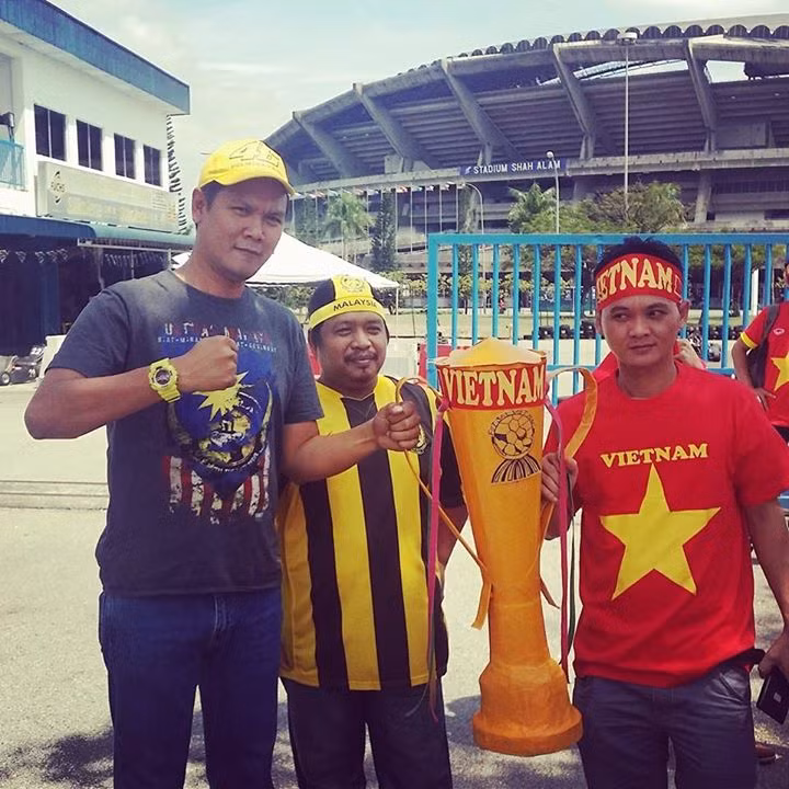 Sự việc đáng tiếng xảy ra trên sân Shah Alam làm một số CĐV Việt Nam bị thương. Tranh cãi trên mạng cũng bùng nổ, những lời oán trách, bày tỏ sự thất vọng của CĐV được gửi về phía Malaysia không ngớt.