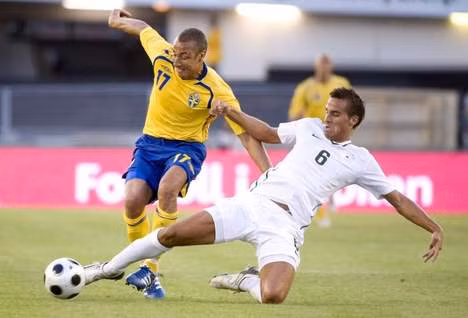 Được biết Mitja là một trung vệ có lối chơi khá mạnh mẽ cùng với khả năng chỉ huy hàng thủ.