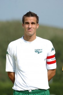 Điều đặc biệt, cầu thủ từng chơi cho rất nhiều các câu lạc bộ ở nhiều nước Đông Âu này là một fan bự của Công Phượng, Tuấn Anh, Đông Triều khi được xem màn trình diễn của họ qua nhiều tin tức, video trên mạng. Vì muốn thi đấu cùng các cầu thủ này nên anh đã tìm cách xin về HAGL thi đấu.