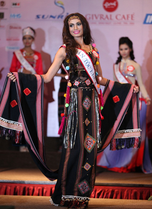 H'Ăng Niê năm nay 22 tuổi, quê Đắk Lắc, cô sở hữu chiều cao 1m73, nặng 50kg cùng số đo ba vòng 84-59-90.