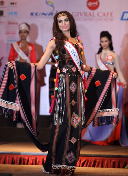 H'Ăng Niê năm nay 22 tuổi, quê Đắk Lắc, cô sở hữu chiều cao 1m73, nặng 50kg cùng số đo ba vòng 84-59-90.