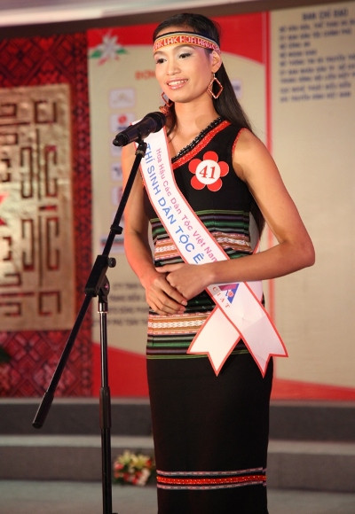 Năm 2010, H'Ăng Niê giành huy chương vàng vận động viên bóng ném của Hội khỏe Phù Đổng tỉnh Đắk Lắk. Cô cũng từng đảm nhận các chức vụ Ủy viên ban thường vụ Đoàn trường, Phó Bí thư chi Đoàn ở nơi mình học tập...