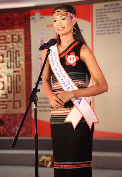 Năm 2010, H'Ăng Niê giành huy chương vàng vận động viên bóng ném của Hội khỏe Phù Đổng tỉnh Đắk Lắk. Cô cũng từng đảm nhận các chức vụ Ủy viên ban thường vụ Đoàn trường, Phó Bí thư chi Đoàn ở nơi mình học tập...