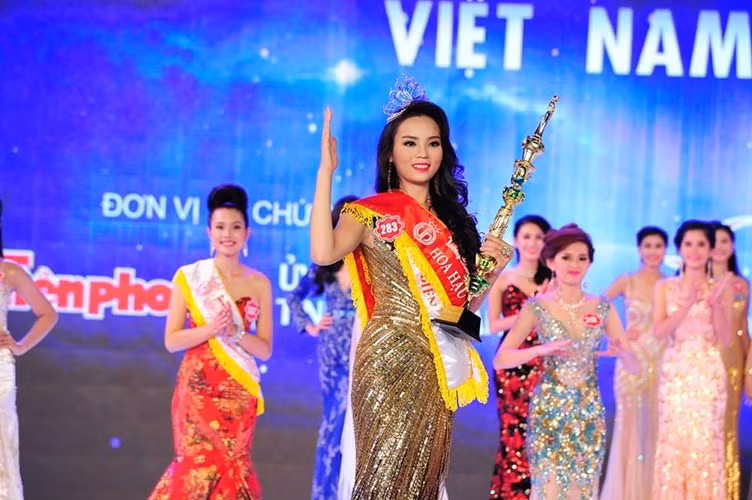 Đêm chung kết cuộc thi Hoa hậu Việt Nam 2014, tổ chức tại Vinpearl Phú Quốc cũng được nhiều khán giả, cư dân mạng đón đợi. Kết thúc cuộc thi, người đẹp 18 tuổi đến từ Nam Định tên Nguyễn Cao Kỳ Duyên giành vương miện. Tuy nhiên ngay sau khi Kỳ Duyên đăng quang, dư luận đã sôi sục với rất nhiều ý kiến ném đá, "dìm hàng" và cho rằng cô không thực sự xứng đáng cho danh hiệu hoa hậu cao quý.