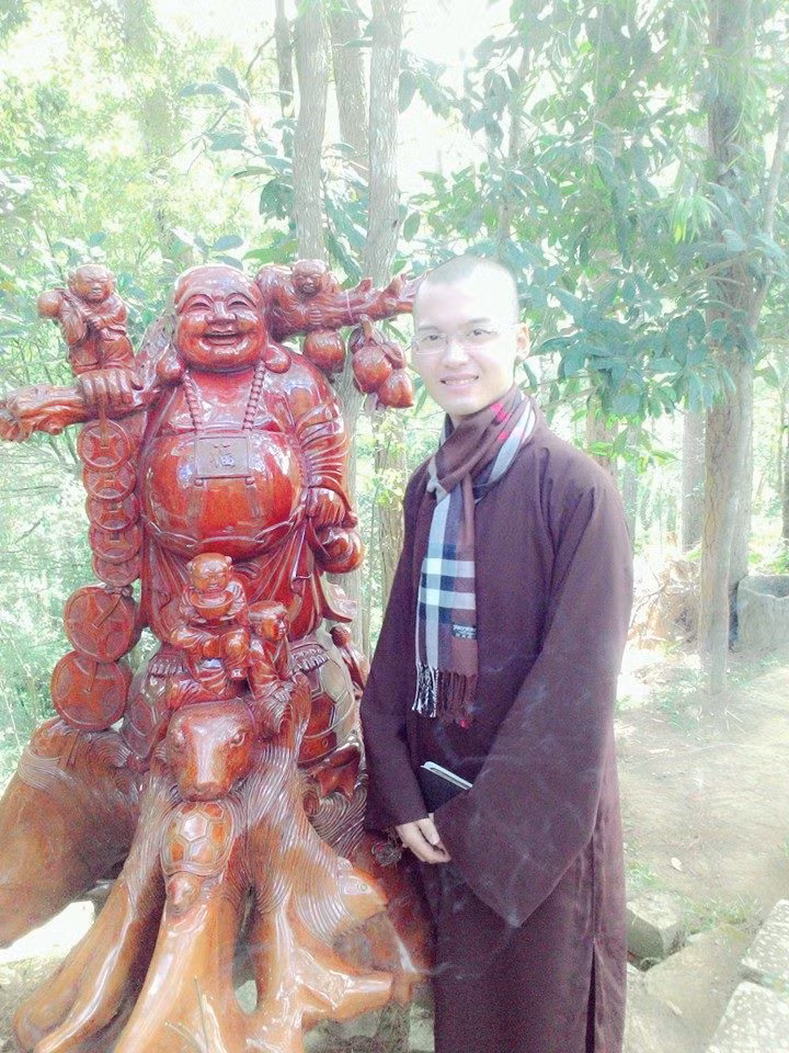 Trên trang cá nhân Thích Thiện Huệ, không ít cư dân mạng bình luận rằng sư thầy trẻ tuổi hơi phô trương, màu mè và"điệu đà quá mức".