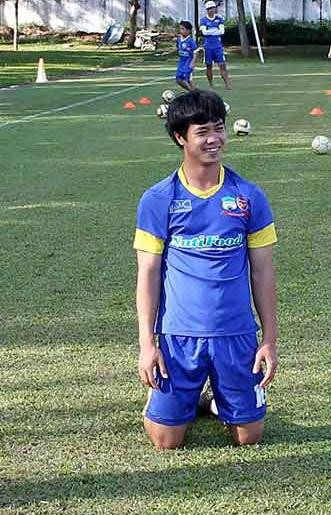 Trong những ngày dư luận xôn xao không ngừng, Công Phượng vẫn chăm chỉ tập luyện hàng ngày, vẫn tươi cười cùng với các đồng đội. Sáng đi học văn hóa, chiều về đi tập, tối lại học thêm tiếng Anh... Trong thời điểm tưởng chừng như khó khăn nhất, Công Phượng lại thể hiện mình rất chuyên nghiệp khi vẫn giữ nguyên những hoạt động của mình tại học viện HAGL - JMG.