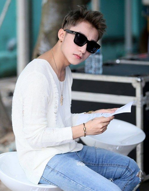 Không chỉ đối đầu với những ý kiến hoài nghi của khán giả, các fan hâm mộ, Sơn Tùng MTP còn thường xuyên trở thành nhân vật được các chuyên gia âm nhạc nổi tiếng đánh giá, phân tích. Mặc dù vậy, chàng ca sĩ này vẫn luôn luôn im lặng, thậm chí còn tung thêm ca khúc mới giữa lúc nghi án đạo nhạc còn đang treo lư lửng trên đầu.